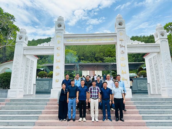 Đảng bộ Viện Khoa học công nghệ xây dựng dâng hương tại khu di tích Ngã ba Đồng Lộc và khu di tích Vũng Chùa
